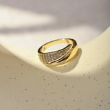 Elegant Guldring med Funklende Sten