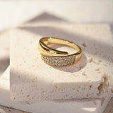 Elegant Guldring med Funklende Sten
